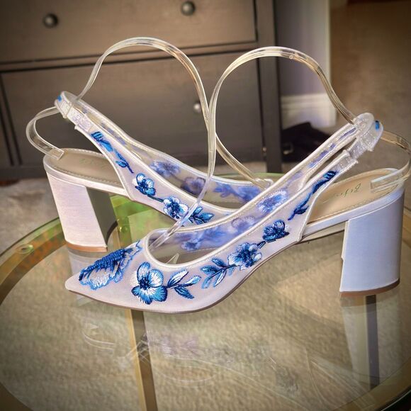 ✨ Betsey Johnson “SB-Page” Heels – White & Blue Floral Size 9M | New in Box - Picture 2 of 10